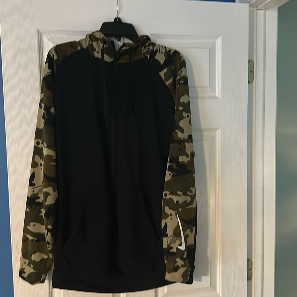 Nike Men’s Black Camouflage dri-fit hoodie size extra large.